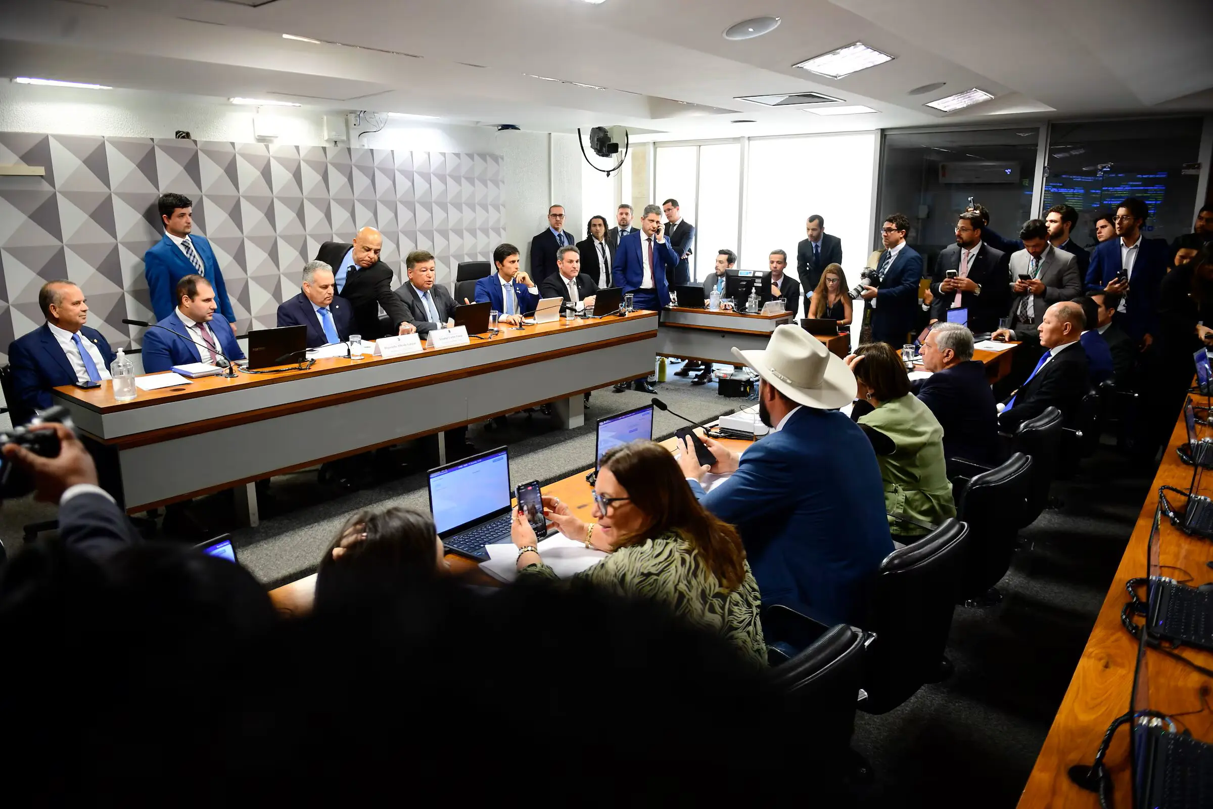 Convocação de ex-presidente da Ambec, já morta, expõe falha em requerimento do PT na CPI do INSS.