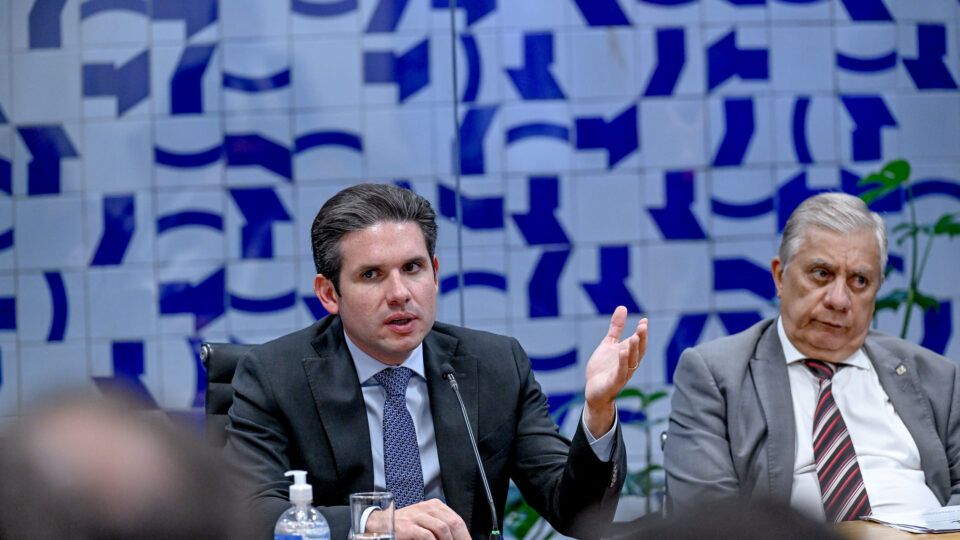 Motta inclui PEC da imunidade e do fim do foro na pauta da Câmara