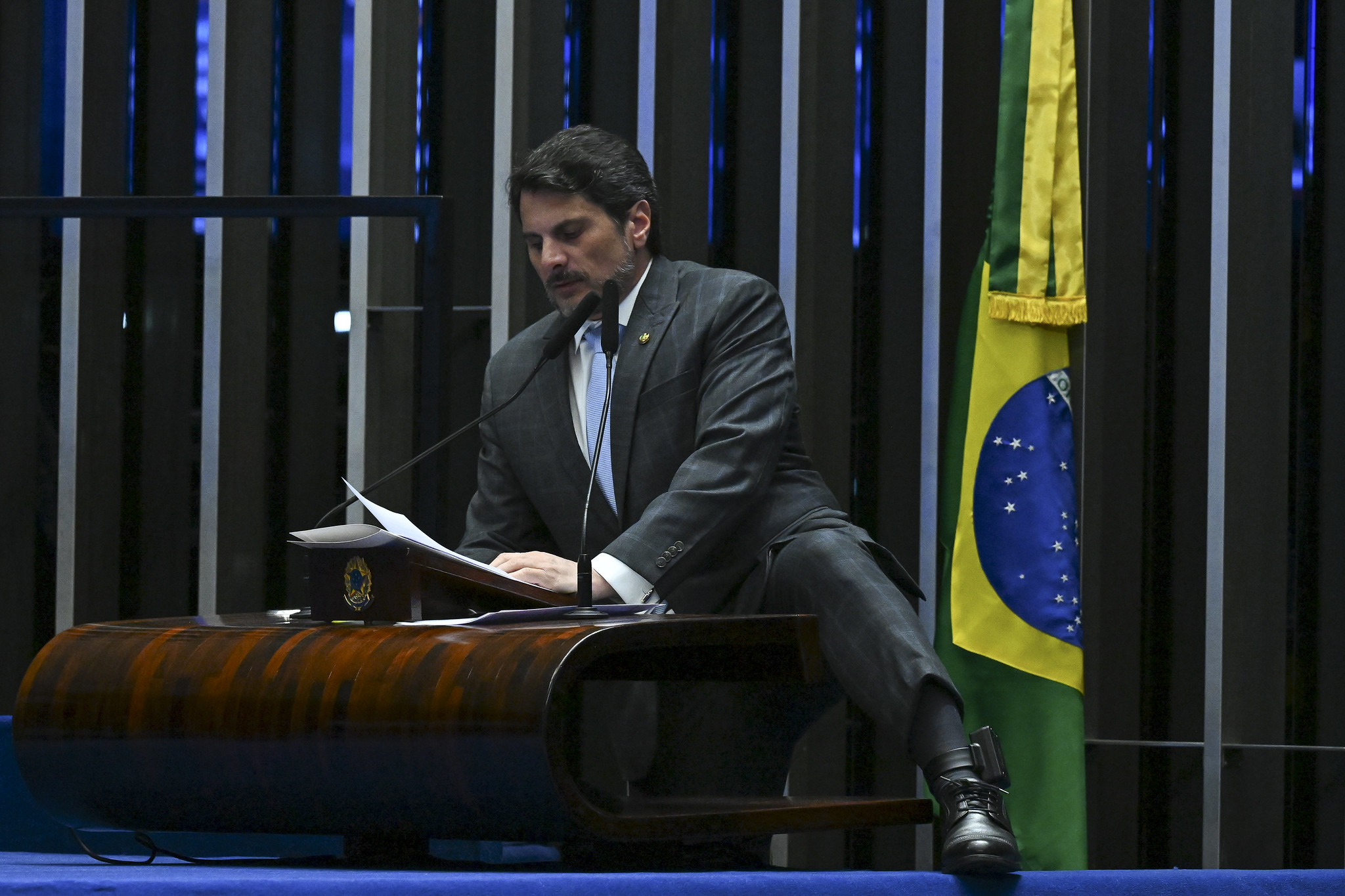 Marcos do Val expõe tornozeleira eletrônica durante sessão do Senado