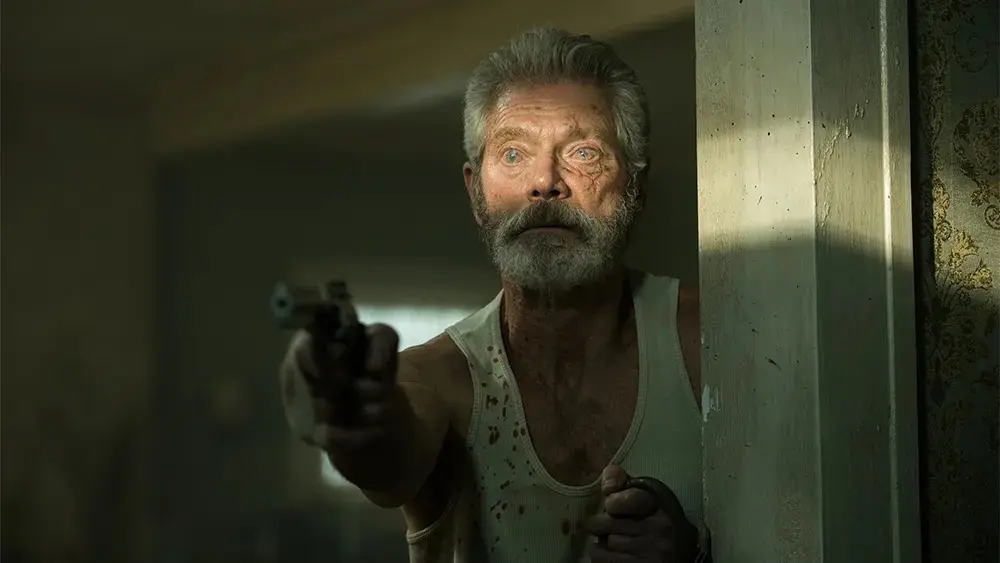 O veterano de guerra que precisa defender sua casa de bandidos mesmo sendo cego