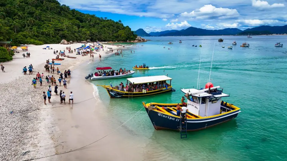 ilha à venda em Florianópolis é rodeada por diversas outras.