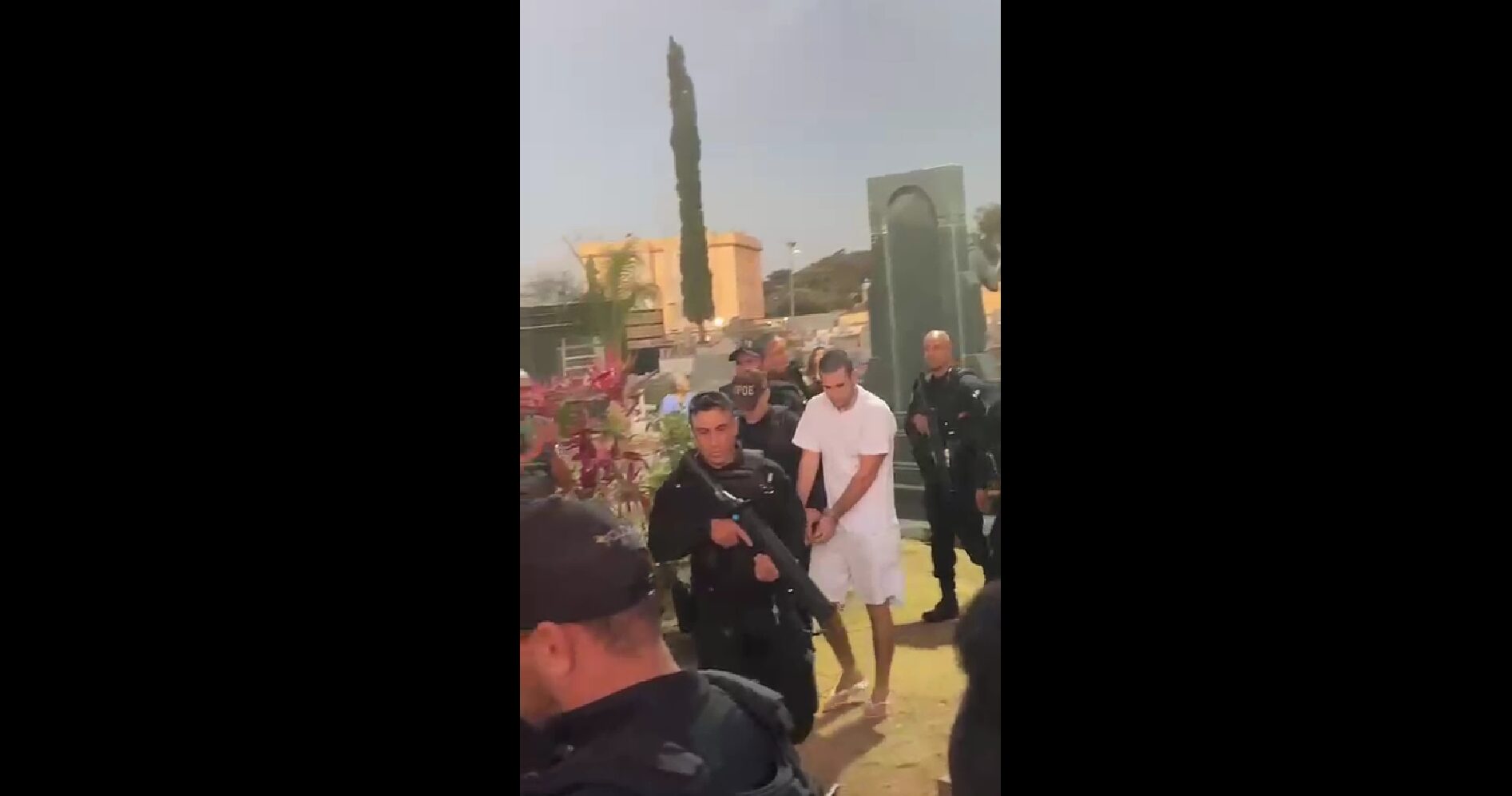 Após alegar “falta de contingente”, Seape-DF enviou dezenas de policiais armados com fuzis para escoltar preso do 8 de janeiro a velório da avó