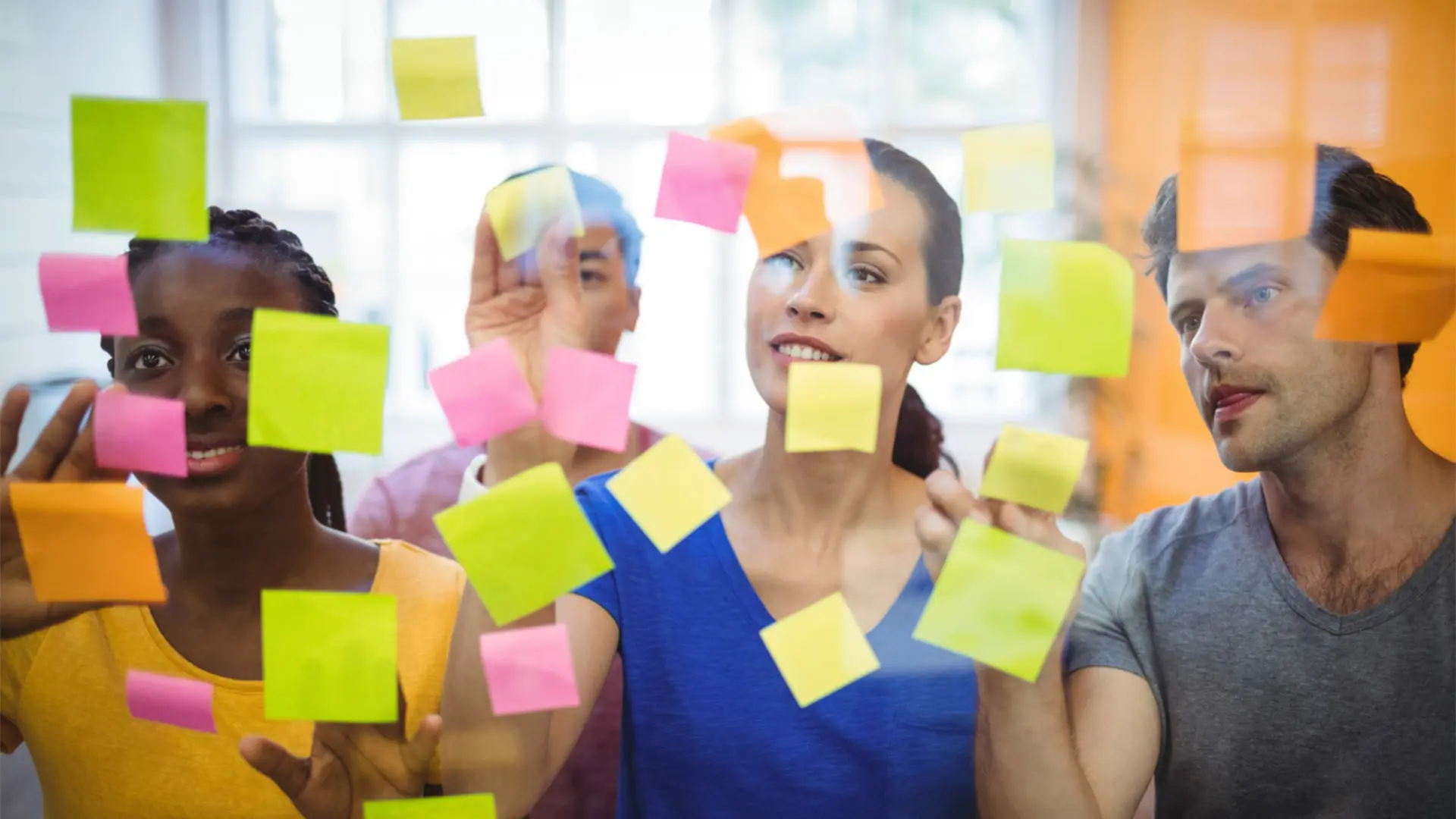 Criar, colaborar e decidir com base em princípios éticos são competências que seguem exclusivas do repertório humano