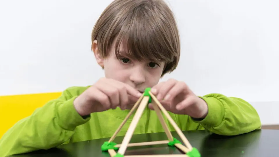 Mindfulness: uma ferramenta para a vida. Os alunos aprendem a lidar com as emoções, o estresse e as frustrações por meio de exercícios de respiração e atenção plena, pilares do nosso programa Educação 360º.