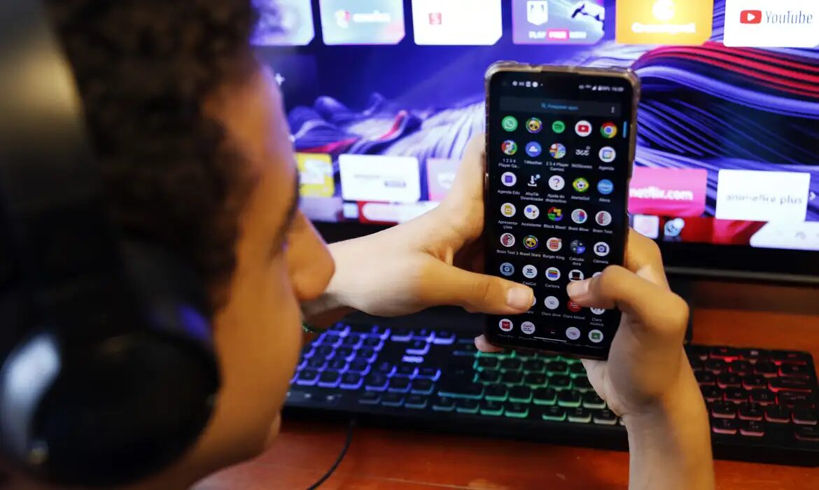 Justiça do Trabalho proíbe Facebook e Instagram de permitir trabalho infantil sem autorização judicial. Liminar prevê multa e reforça riscos à saúde e educação.