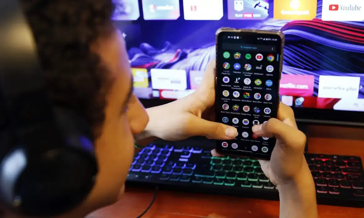 Justiça do Trabalho proíbe Facebook e Instagram de permitir trabalho infantil sem autorização judicial. Liminar prevê multa e reforça riscos à saúde e educação.