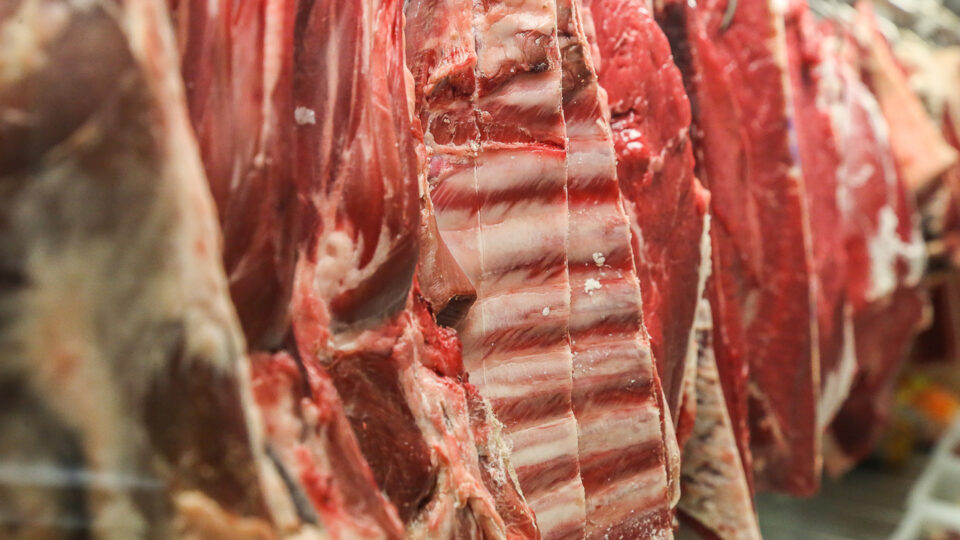 Brasil exporta mais carne após tarifaço; nos EUA, preços disparam