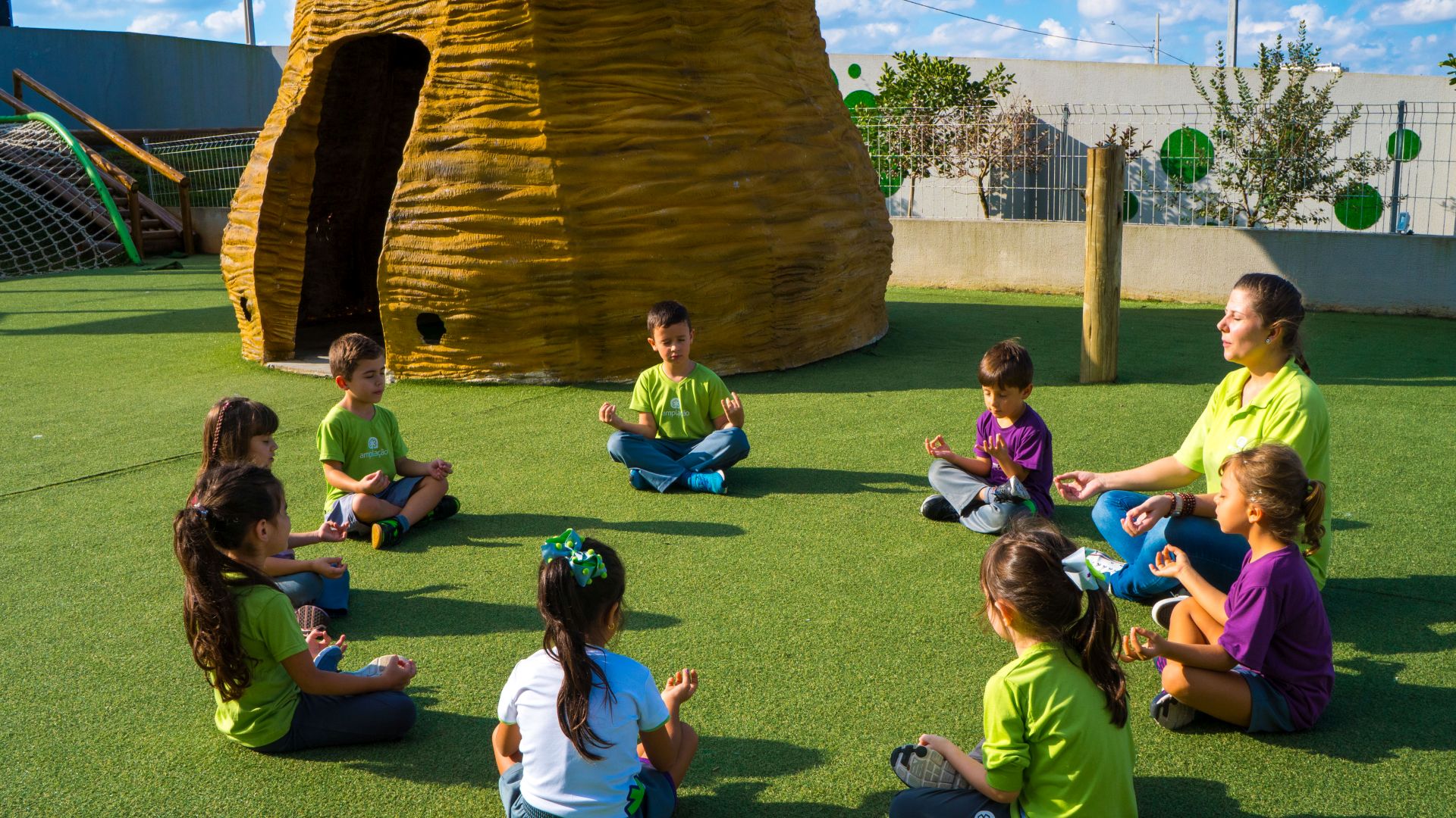 No Colégio Amplação, a pausa é parte essencial do aprendizado. Com atividades de mindfulness, os alunos aprendem a gerir suas emoções, cultivando a atenção plena e a resiliência desde cedo. Uma educação completa que cuida do futuro e do presente.