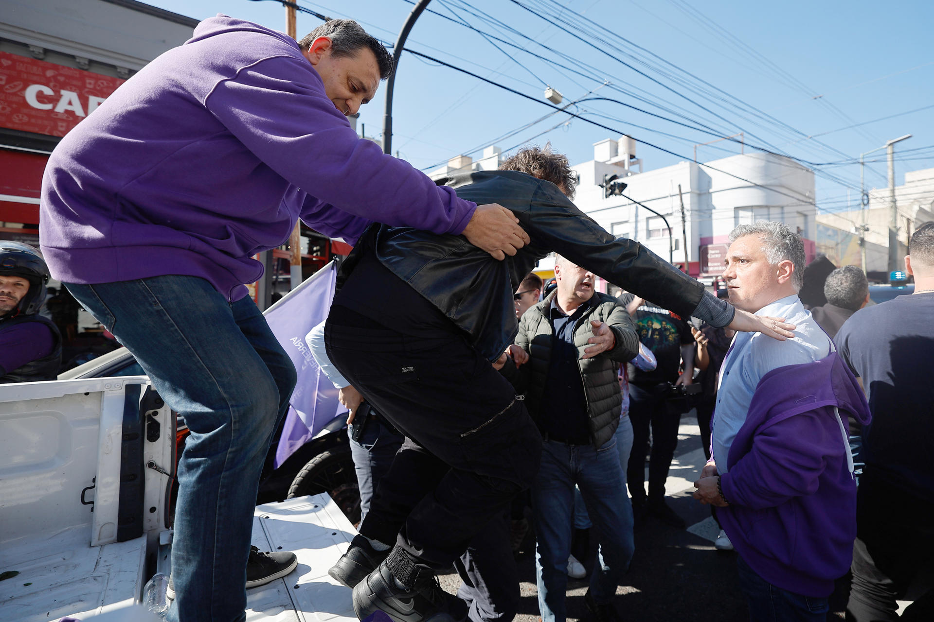 Caravana de Milei é interropida Após Ataque Com Pedras