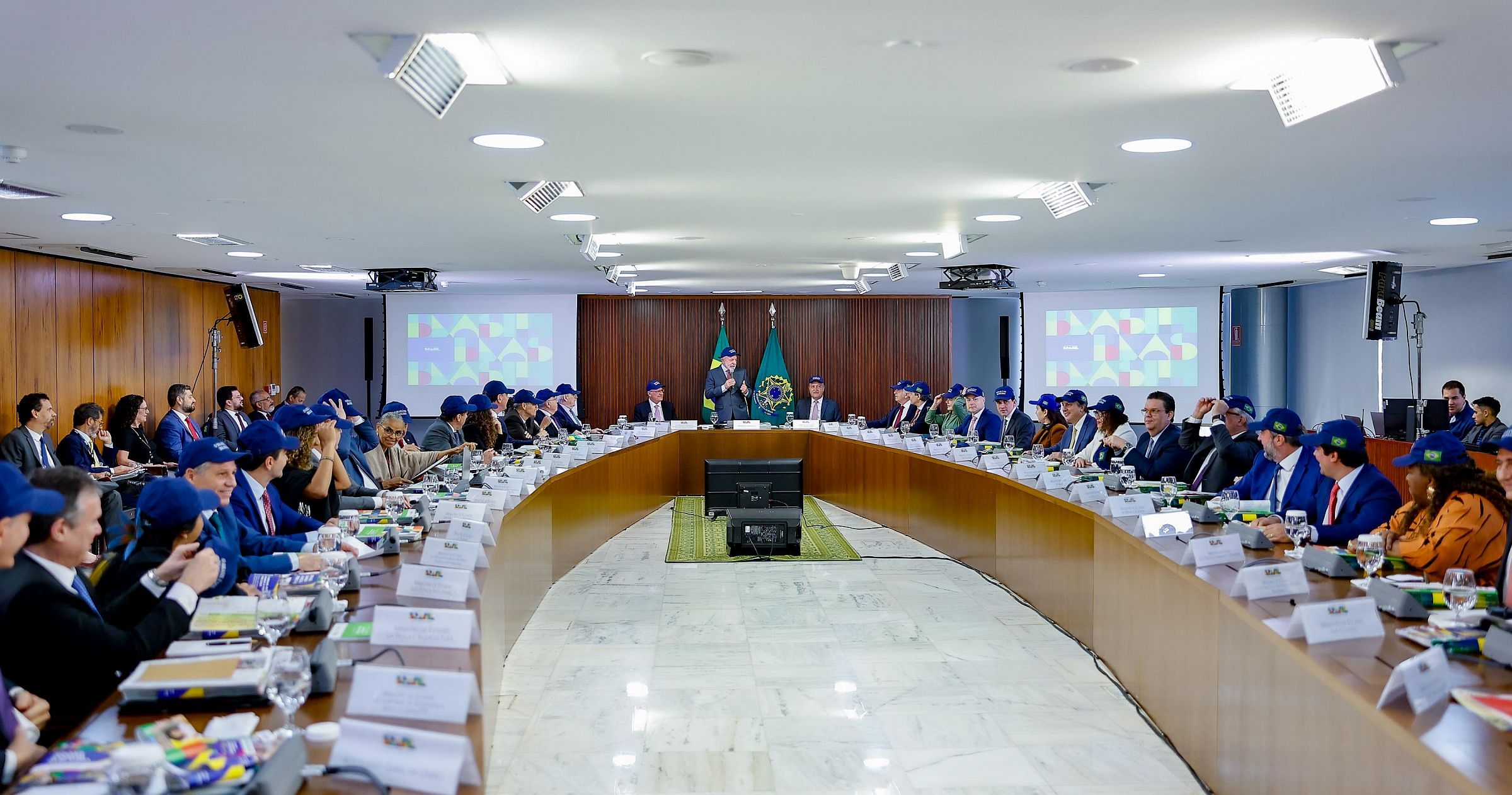 Lula fez ministros usarem boné azul com slogan na última reunião ministerial.