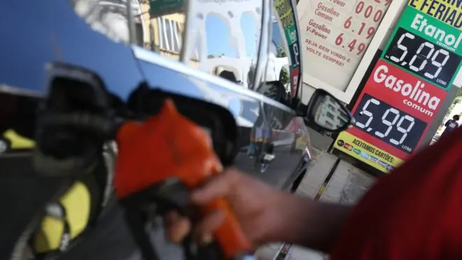 Imagem noturna do Congresso Nacional do Brasil, com as cúpulas da Câmara e do Senado iluminadas, representando os bastidores escuros e silenciosos da política onde os acordos e ide