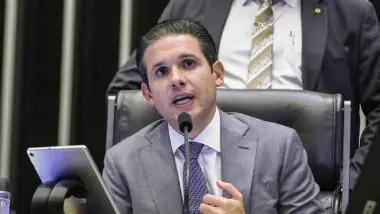 Impasse na Câmara adia PEC da Blindagem e mantém Congresso dividido sobre limites de investigação de parlamentares.