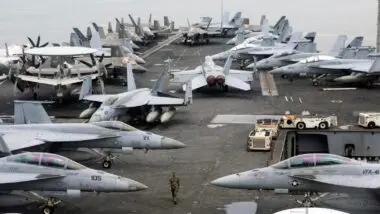 Porta-aviões americano USS Abraham Lincoln em missão na Malásia, em 2024: Venezuela seria o próximo alvo.