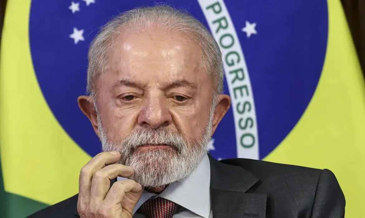 Pesquisa mostra queda na aprovação de Lula em agosto, com desaprovação maior entre homens, evangélicos e pessoas com ensino médio.