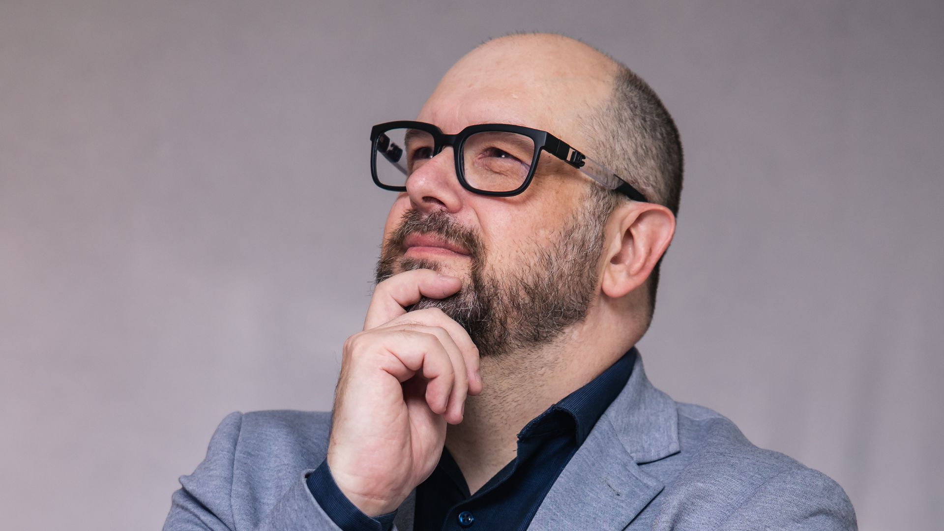 Paulo Polzonoff Jr., na pose tradicional do típico inteligentão.