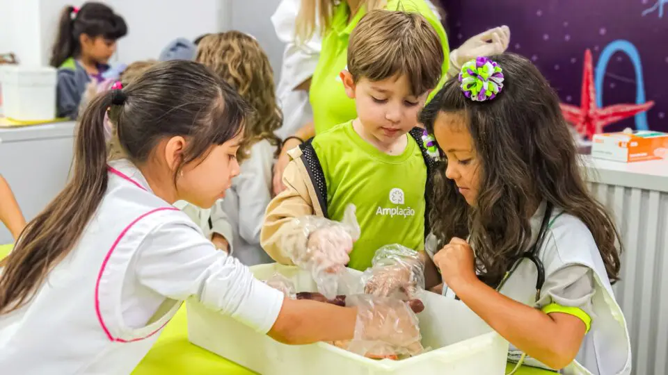 Mais do que notas e conteúdos, cultivamos o ser. No Colégio Amplação, a educação vai além da sala de aula, com um olhar atento às habilidades socioemocionais. Preparamos os alunos para a vida, construindo resiliência, empatia e autoconfiança para que enfrentem qualquer desafio com segurança e propósito.