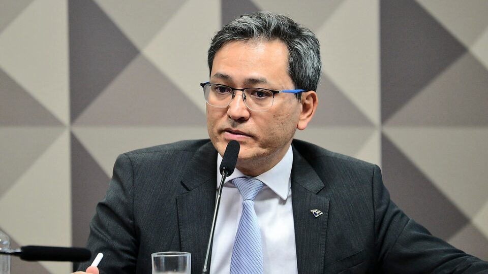 Chefe da Receita sugere que vídeo de Nikolas Ferreira abriu brecha em fintechs que beneficiou PCC