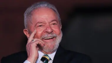 O presidente Lula, que usa o Brics para criticar tarifaço enquanto investe em diplomacia junto aos EUA.