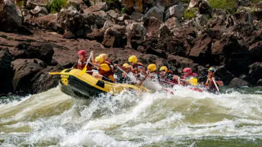 Até 2027, Foz do Iguaçu (PR) espera atrair 15 novas empresas do setor, movimentando a economia e oferecendo experiências únicas nos rios e lago, com foco no turismo náutico.