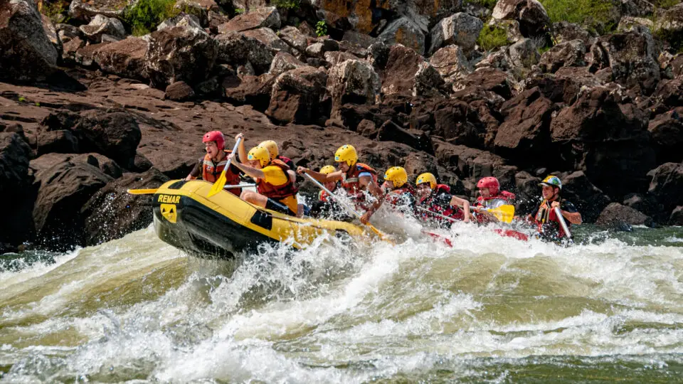 Até 2027, Foz do Iguaçu (PR) espera atrair 15 novas empresas do setor, movimentando a economia e oferecendo experiências únicas nos rios e lago, com foco no turismo náutico.