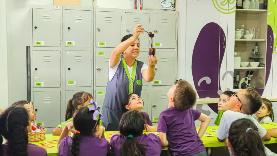Aqui, a curiosidade inspira o aprendizado. As aulas do Colégio Amplação são um convite para descobrir, criar e inovar