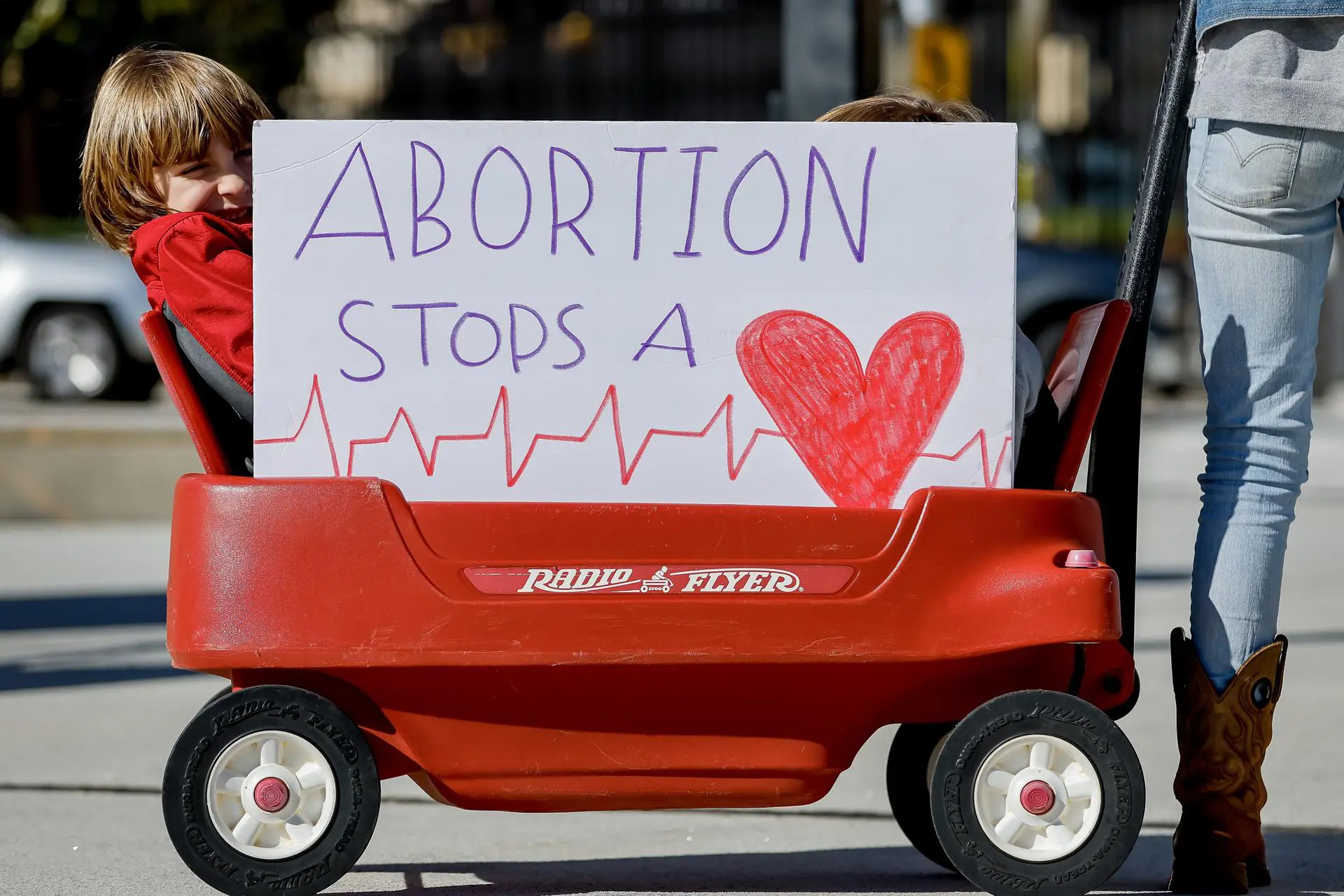 Mãe e filho participam de manifestação pró-vida nos EUA: novo estudo serve como alerta sobre os perigos do aborto induzido para a saúde mental feminina