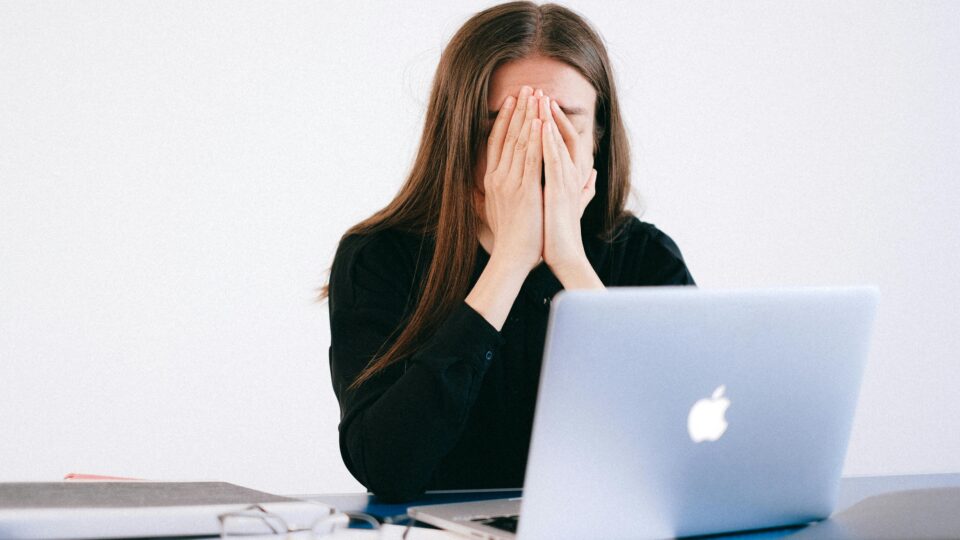 Recorde de licenças por ansiedade e depressão: o impacto da NR1