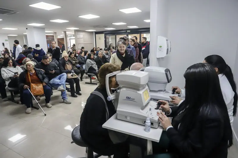 Curitiba reduz fila de espera por especialidades em quase 40%; oftalmologia foi ainda maior e chega a 61,5%