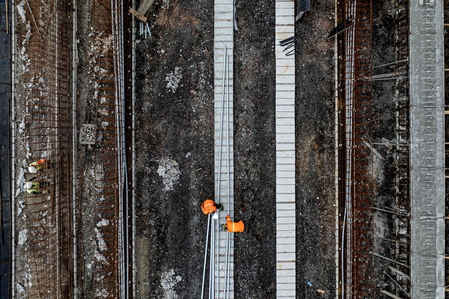 Nos primeiros seis meses de 2025, a indústria, o comércio e os serviços em Santa Catarina cresceram acima da média nacional, mas o aumento na inadimplência das famílias e a redução na intenção de consumo preocupam.