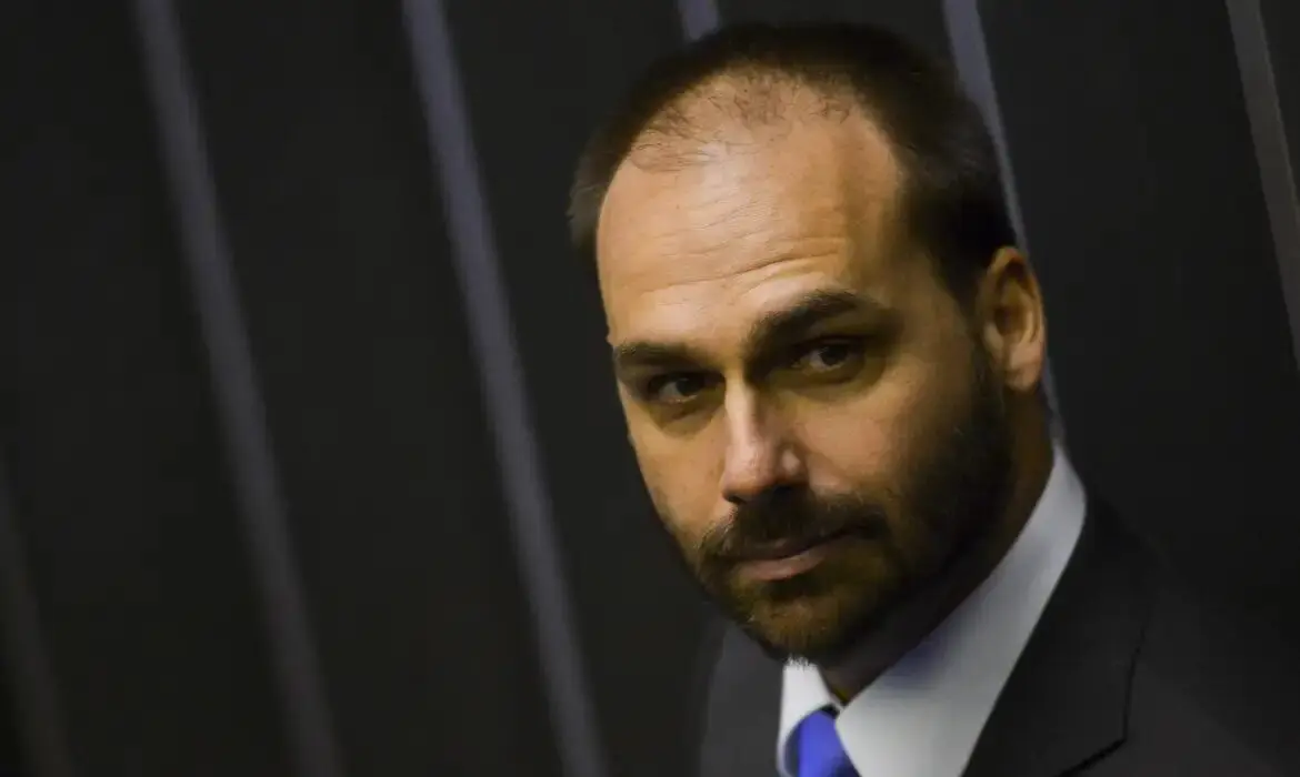 Eduardo Bolsonaro cogita saída do PL caso Tarcísio de Freitas ingresse no partido