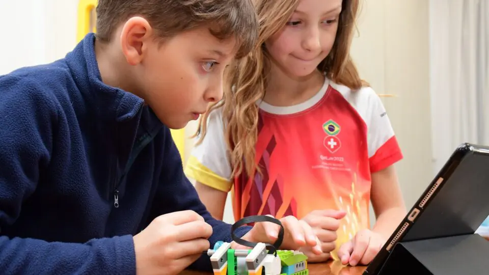 Educar para a vida com 'cabeça, coração e mãos'. Os alunos do Colégio Suiço Brasileiro aprendem a pensar criticamente e a agir com empatia. Momentos como este abraço são a prova de que a nossa filosofia vai além da sala de aula, formando cidadãos globais, éticos e preparados para o mundo.