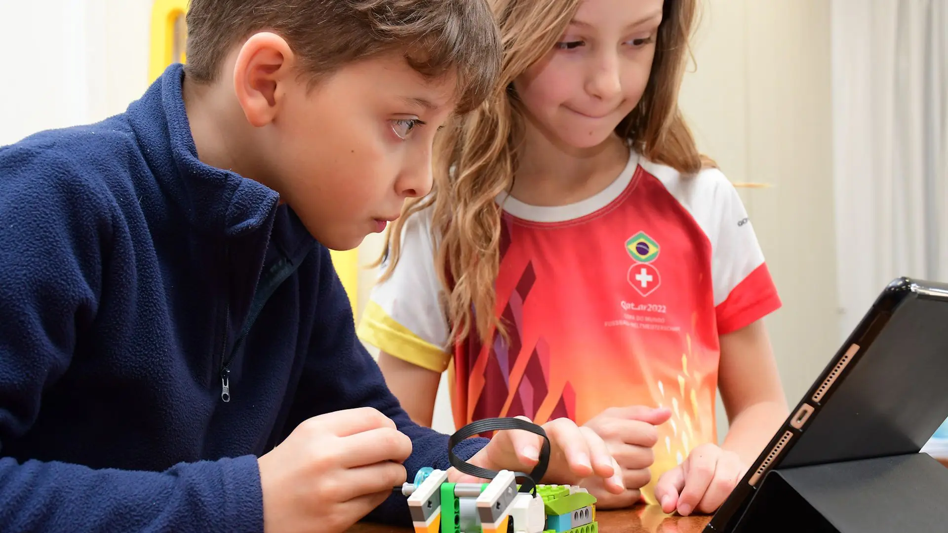 Educar para a vida com 'cabeça, coração e mãos'. Os alunos do Colégio Suiço Brasileiro aprendem a pensar criticamente e a agir com empatia. Momentos como este abraço são a prova de que a nossa filosofia vai além da sala de aula, formando cidadãos globais, éticos e preparados para o mundo.