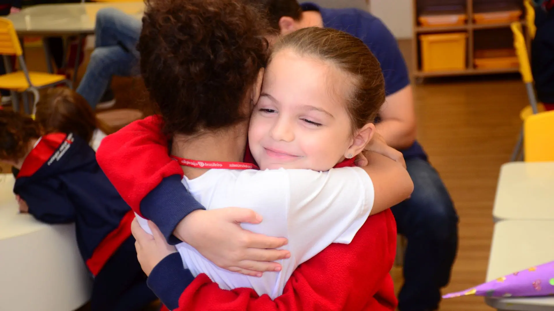 O abraço que une. No Colégio Suíço-Brasileiro, cultivamos a convivência e o respeito, pilares fundamentais da nossa filosofia Swissness. Aqui, a amizade floresce em um ambiente seguro, onde a empatia e a tolerância são ensinadas e praticadas todos os dias.