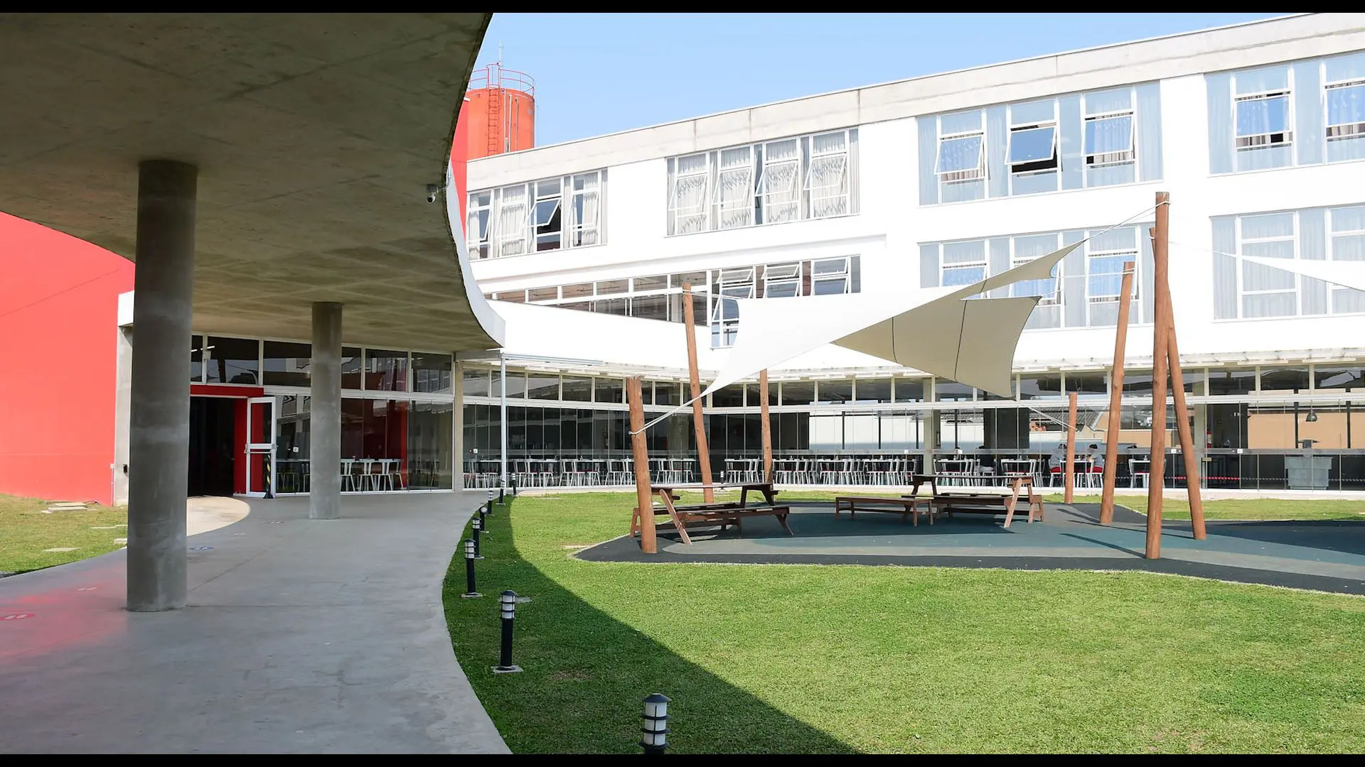 O Colégio Suíço-Brasileiro apresenta uma arquitetura que reflete sua proposta educacional. Com ambientes modernos e inspiradores, a estrutura foi projetada para ser o cenário ideal onde a filosofia Swissness se desenvolve, preparando os alunos para os desafios do futuro.