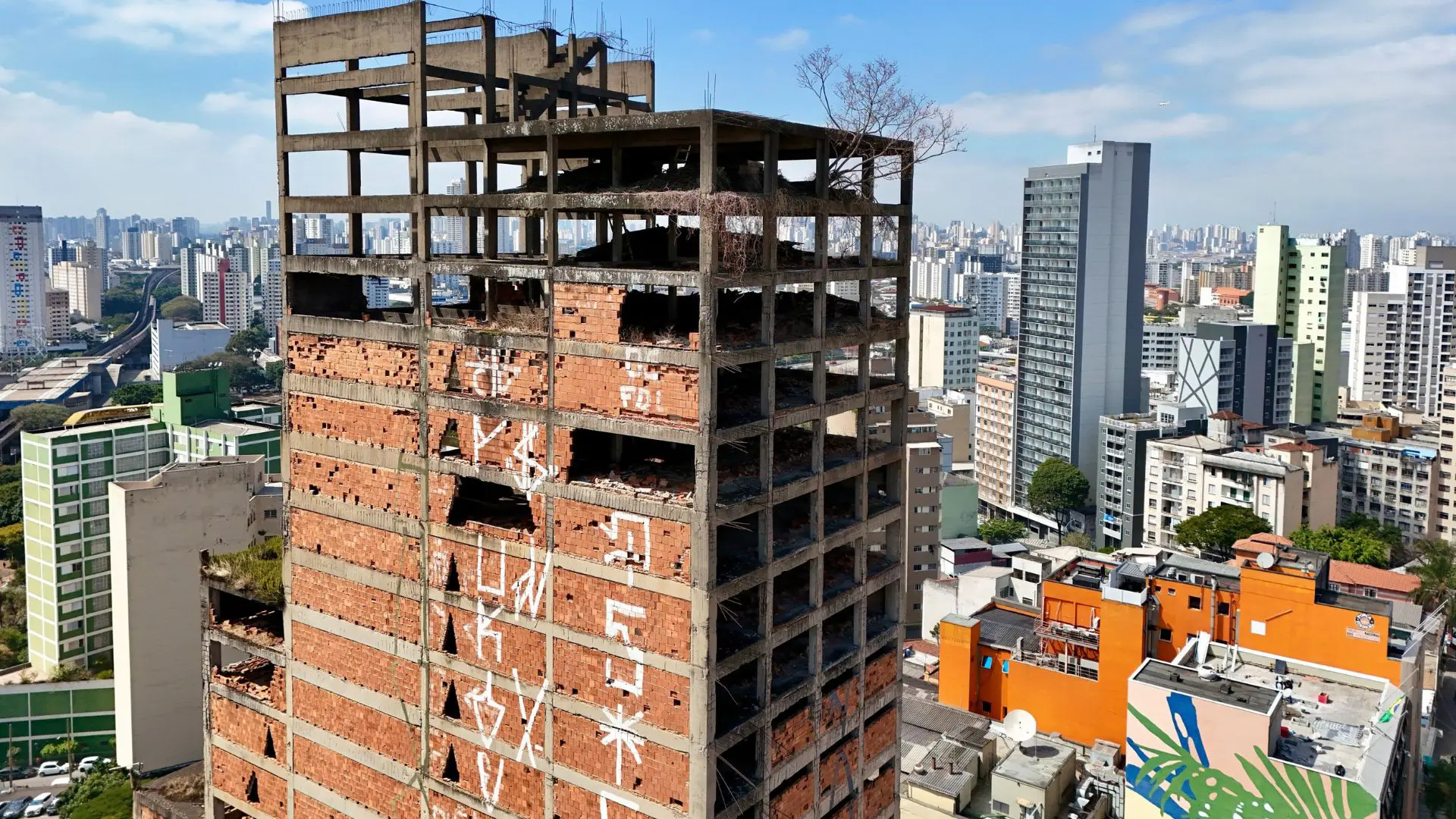 Abandonado desde a década de 1960, o "Caveirão" está sendo demolido pela Prefeitura de São Paulo