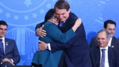 Moraes autoriza visita de Damares a Bolsonaro, na véspera do julgamento. A senadora disse que quer orar e abraçar o ex-presidente.