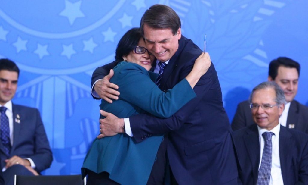 Moraes autoriza visita de Damares a Bolsonaro antes do julgamento