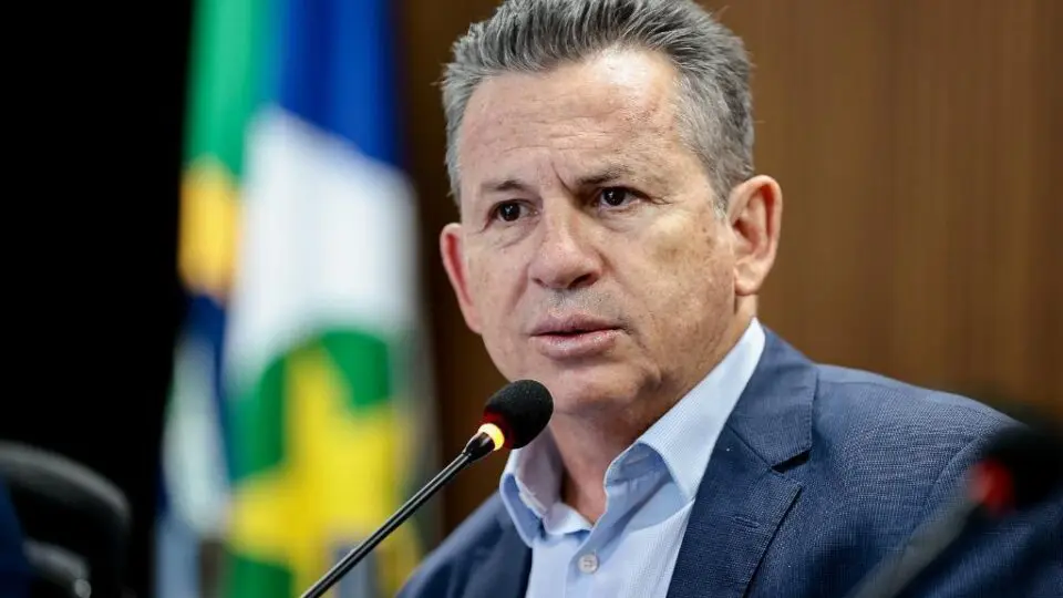 Governador Mauro Mendes vistoriava megacomplexo de eventos em Cuiabá quando caiu de plataforma de três metros.