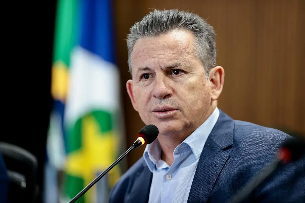 Governador Mauro Mendes vistoriava megacomplexo de eventos em Cuiabá quando caiu de plataforma de três metros.