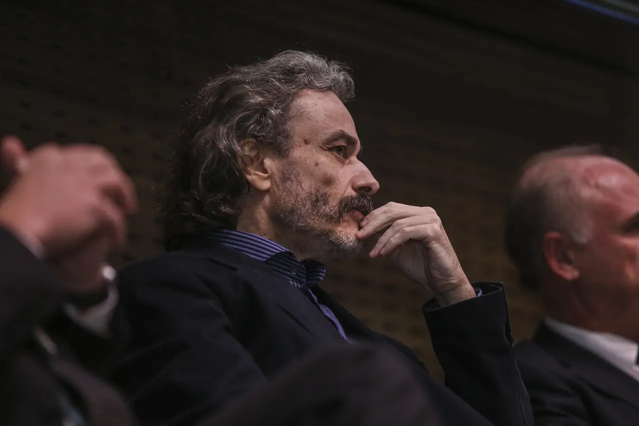 Registros inéditos mostram como integrantes do gabinete paralelo de Moraes articularam bloqueios, multas e relatórios contra jornalistas críticos em 2022.