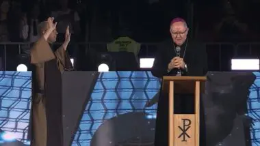 Em evento com 80 mil pessoas em Brasília, Bispo de Goiás pede que Nossa Senhora impeça o comunismo no Brasil.