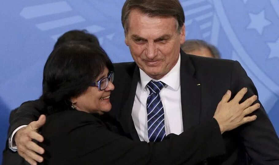“Ele está sereno”, diz Damares após visita a Bolsonaro