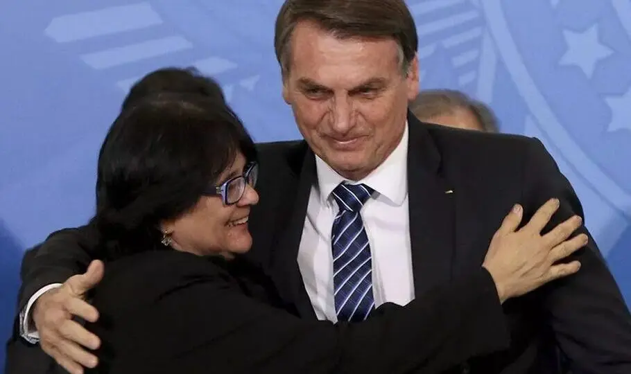Damares visita Bolsonaro em prisão domiciliar e relata que ex-presidente está sereno, mas enfrenta crises de soluço.