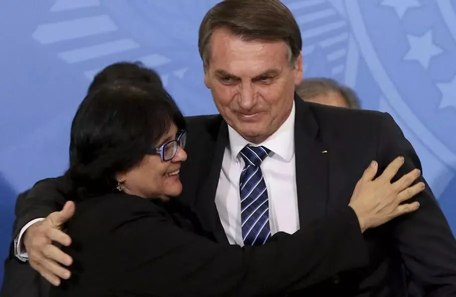 Damares visita Bolsonaro em prisão domiciliar e relata que ex-presidente está sereno, mas enfrenta crises de soluço.