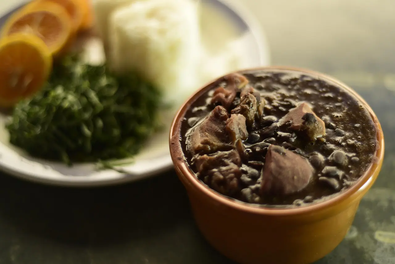 De cada dez pratos de feijoada servidos no Brasil, oito têm origem no Paraná, que lidera com folga a produção de feijão preto no país.