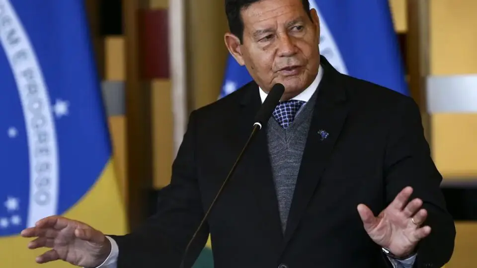 Hamilton Mourão, ex-vice-presidente alerta para risco à democracia no julgamento de Bolsonaro.