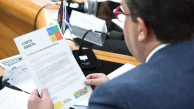 Ministro Wolney Queiroz defende o INSS e anuncia medidas contra fraudes na folha de pagamento.