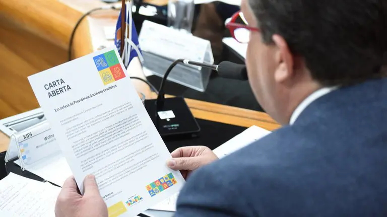 Ministro Wolney Queiroz defende o INSS e anuncia medidas contra fraudes na folha de pagamento.