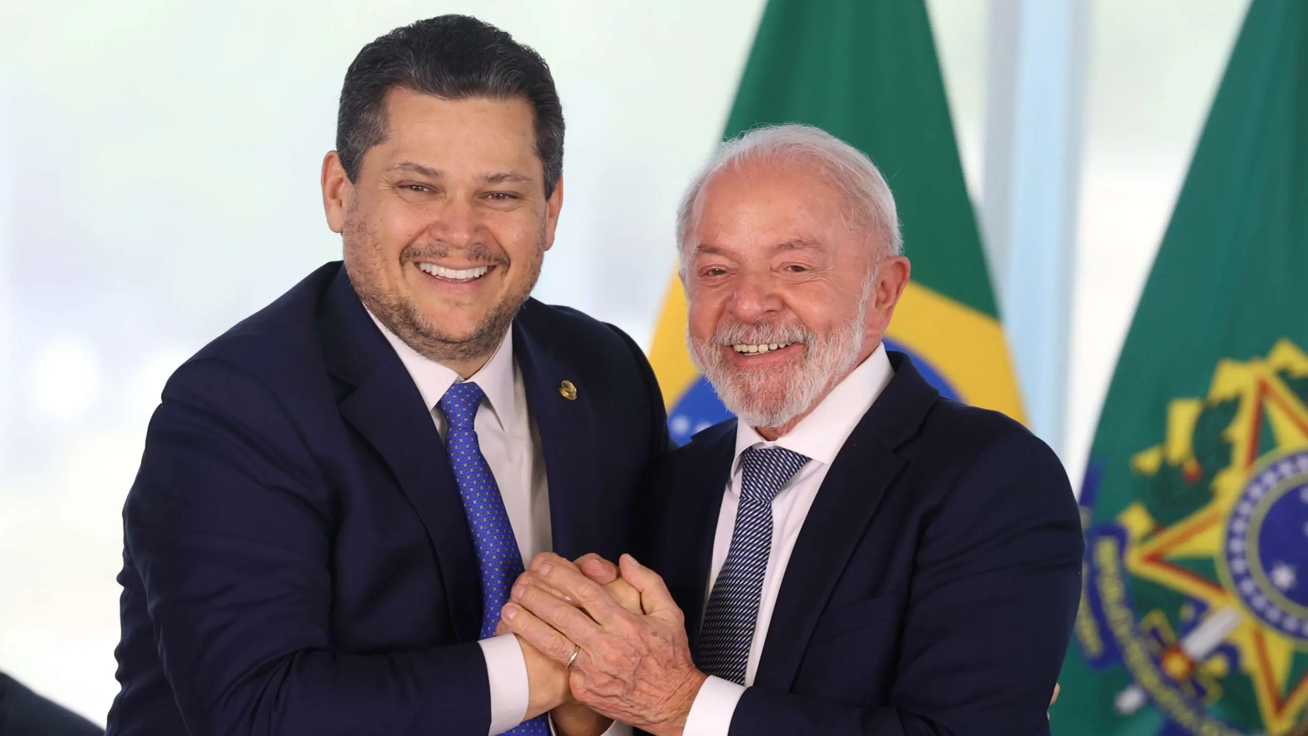 PEC 66/23 tira precatórios da regra fiscal e abre espaço para gastos do governo. Na foto, o presidente do Senado David Alcolumbre (União-AP) e o presidente Luiz Inácio Lula da Silva (PT)