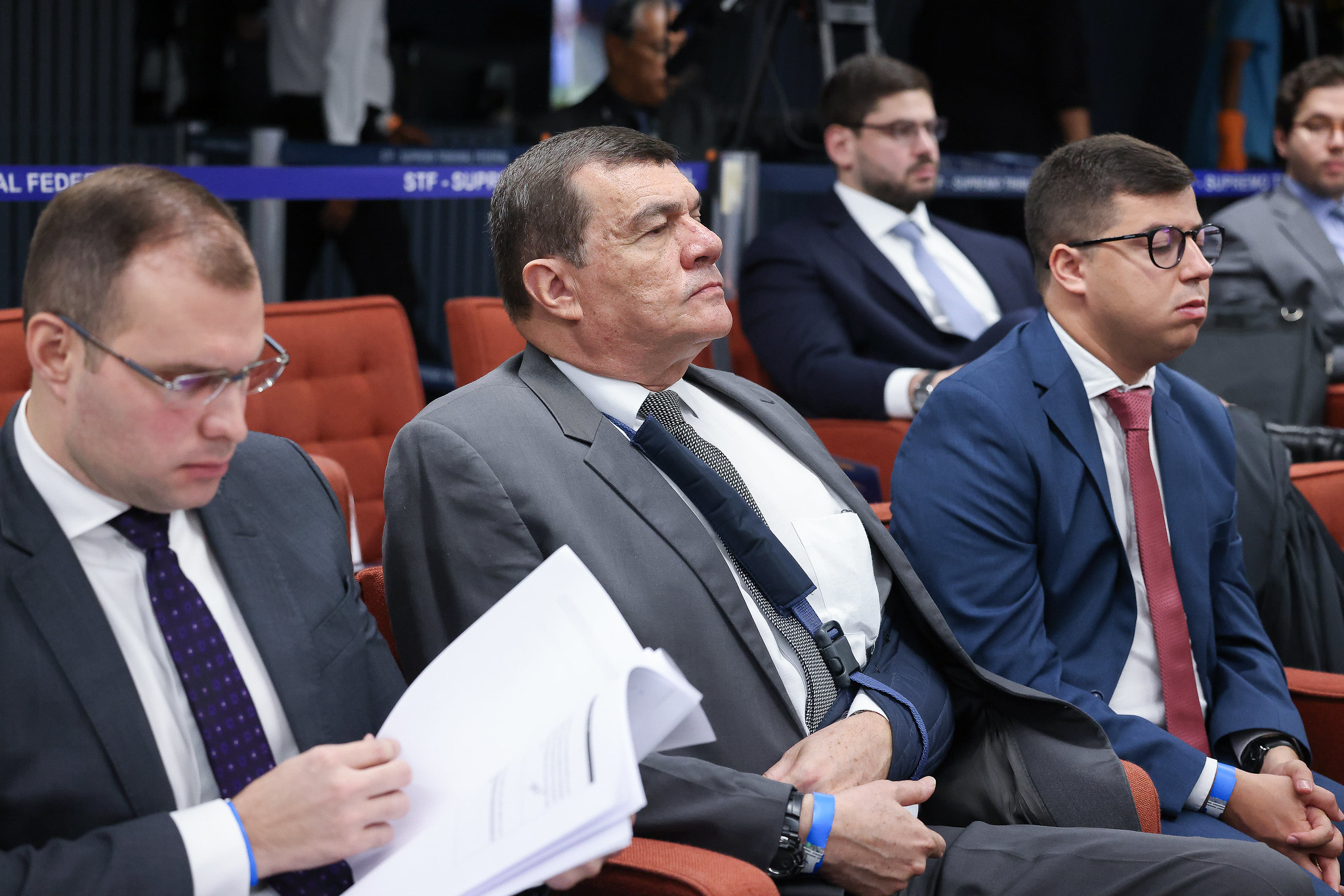 Paulo Sérgio Nogueira está com o braço imobilizado e apoiado em uma tipoia